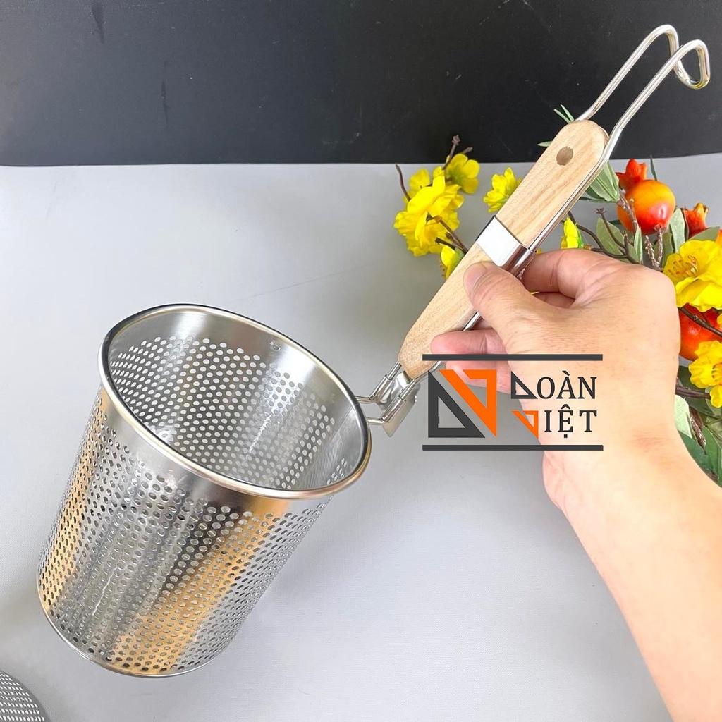 Vợt TRỤNG HỦ TIẾU MÌ [INOX 304], VỢT XƯƠNG loại tốt- Sâu Lòng .lưới dày, cán gỗ, móc treo tiện dụng - Nhiều Size