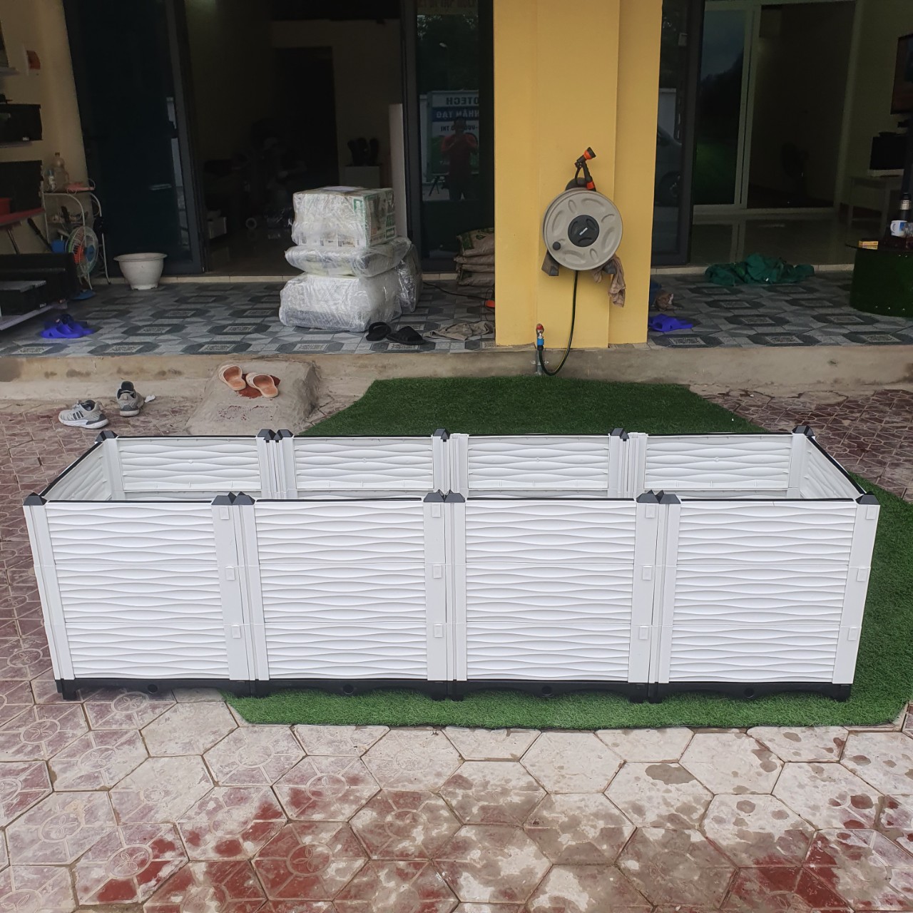 CHẬU GHÉP THÔNG MINH Cm: Bền từ 8-10 năm, phù hợp mọi cây trồng và không gian, Module tùy biến kích thước, an toàn, trọng lượng nhẹ, kết cấu chắc chắn, có khay trữ và thoát nước.