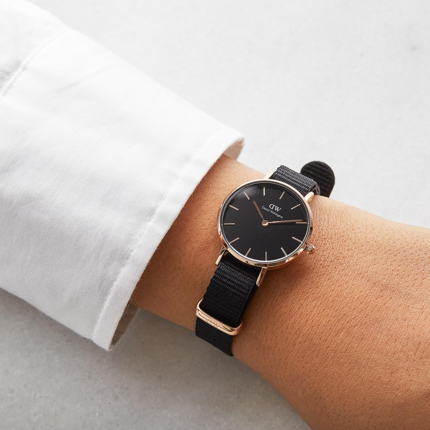 Đồng hồ nữ DANIEL WELLINGTON PETITE CORNWALL ROSE BLACK 28MM DW00100247