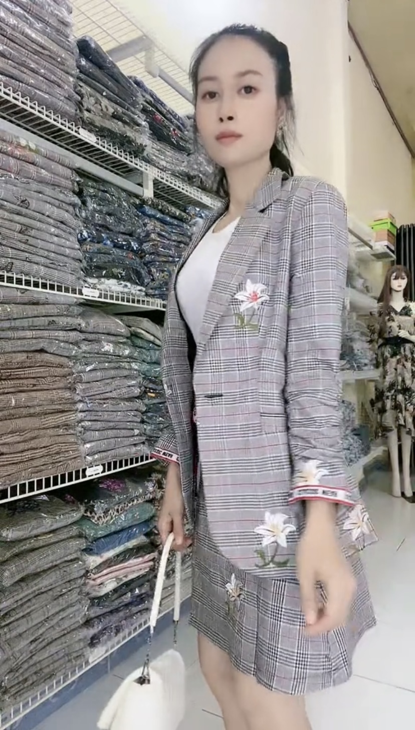 Set vest công sở và chân váy thêu vintage retro