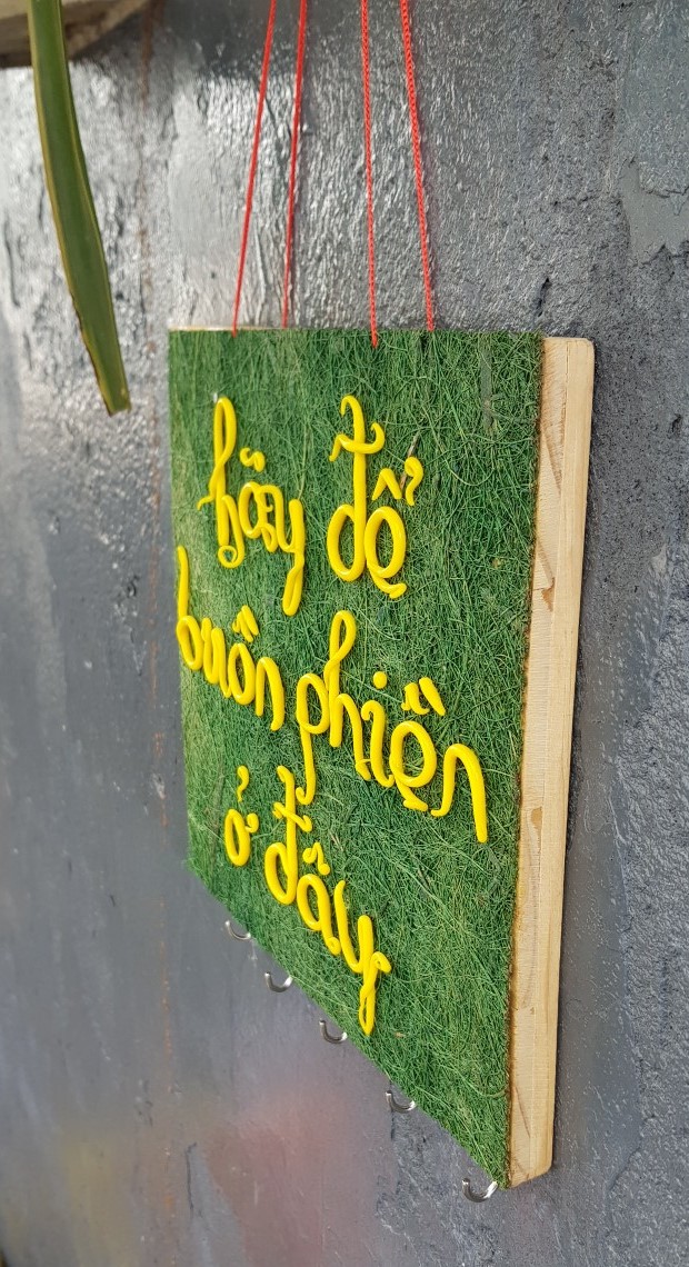Bảng treo trang trí, bảng treo chìa khóa với thông điệp "Hãy để buồn phiền ở đây" dùng để trang trí, hàng handmade. Giao từ HCM