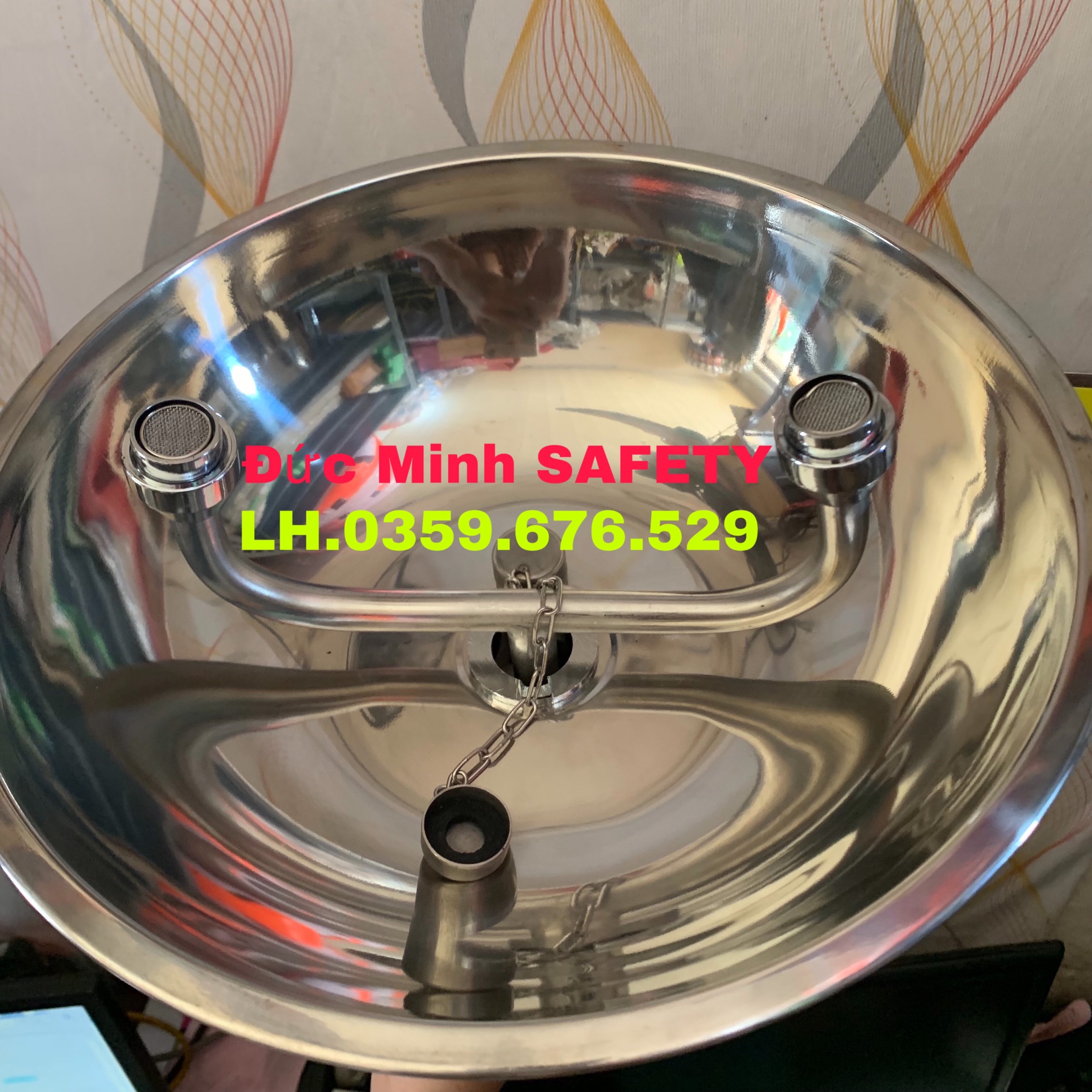 Chậu rửa mắt khẩn cấp gắn tường inox