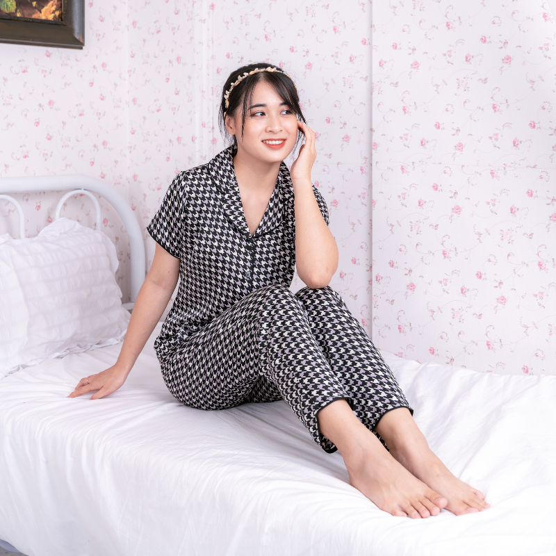 Bộ đồ Pyjama nữ, đồ mặc nhà lụa VILADY - B142 kiểu Quần dài tay cộc họa tiết Ziczac chất liệu lụa Pháp - Màu đen