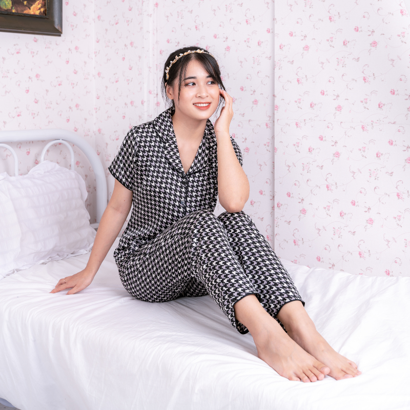 Bộ đồ Pyjama nữ, đồ mặc nhà lụa VILADY - B142 kiểu Quần dài tay cộc họa tiết Ziczac chất liệu lụa Pháp (lụa latin) - Màu đen