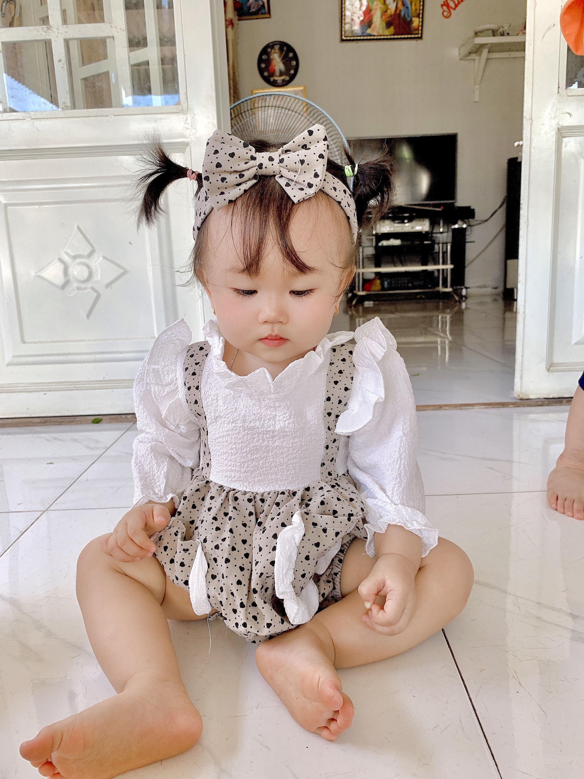 Body Tim Đen Màu Be Phối Cổ Trắng Cho Bé Gái 3-12kg Chất Đũi Xốp Phối Cà Bông
