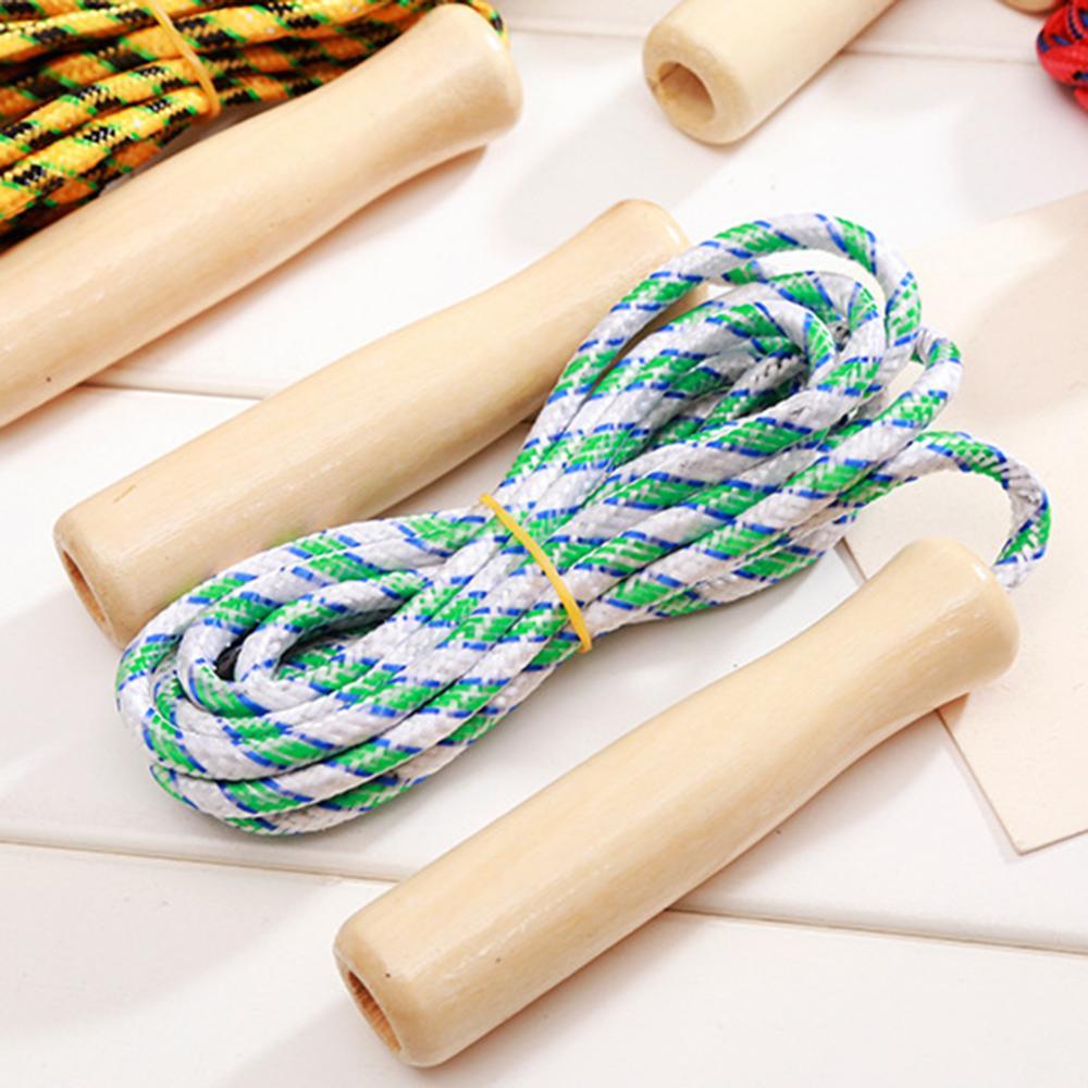 Trẻ em học sinh bỏ qua dây thừng tay cầm bằng gỗ bện đầy màu