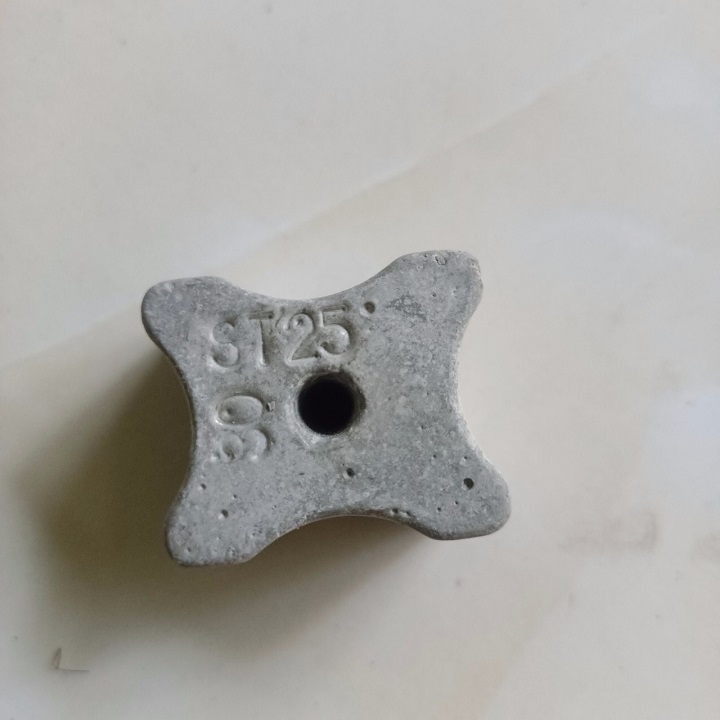 Con Kê Bê Tông 25/30mm Có Lỗ Buộc Dây Thép