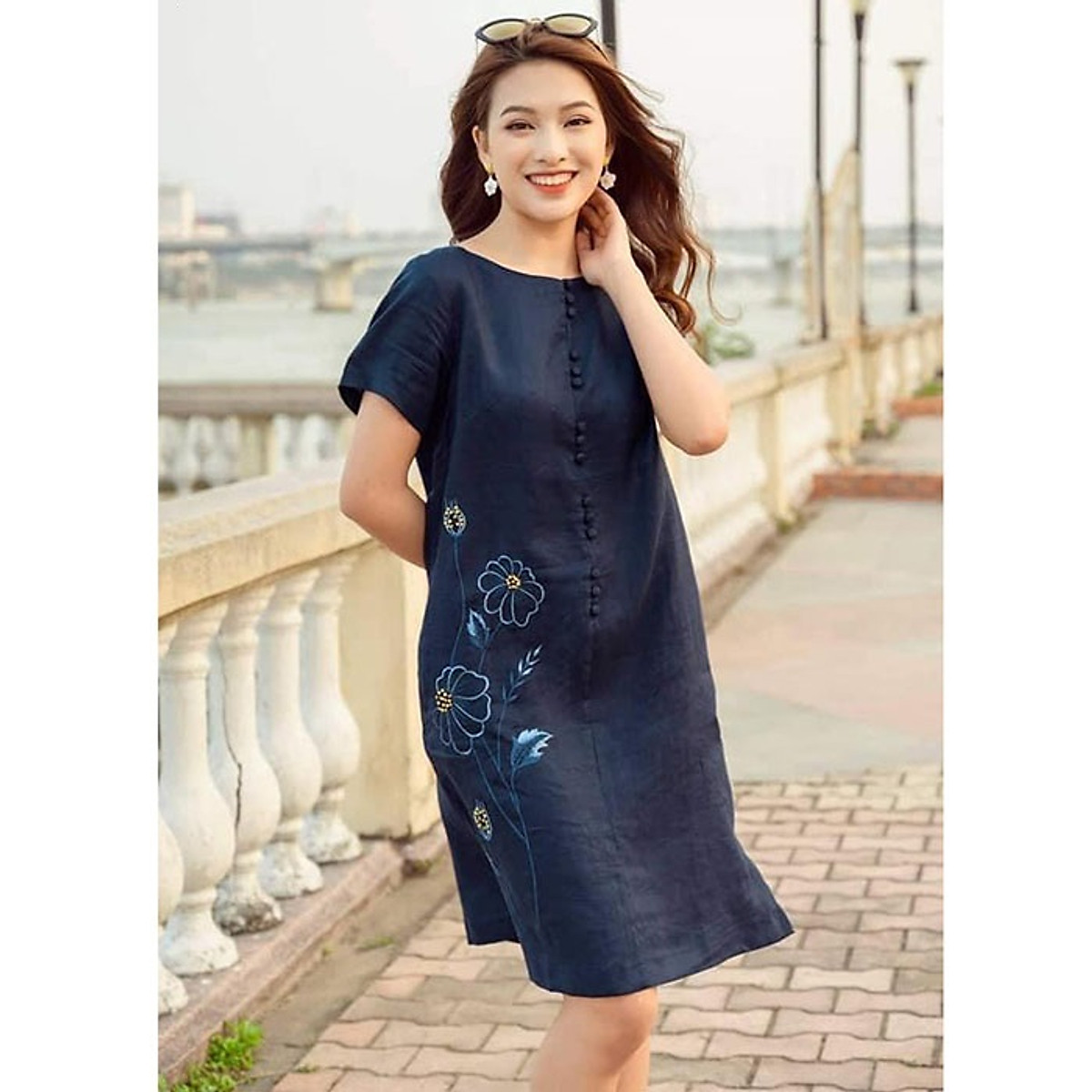 Đầm suông Linen tưng Premium phối nút bọc thêu hoa lá mặc tết rực rỡ sang trọng ArcticHunter