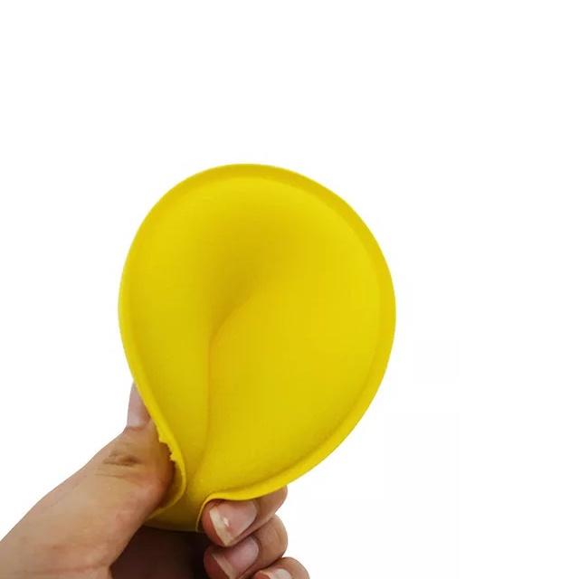 Một miếng mút chuyên dùng thoa hóa chất chăm sóc xe