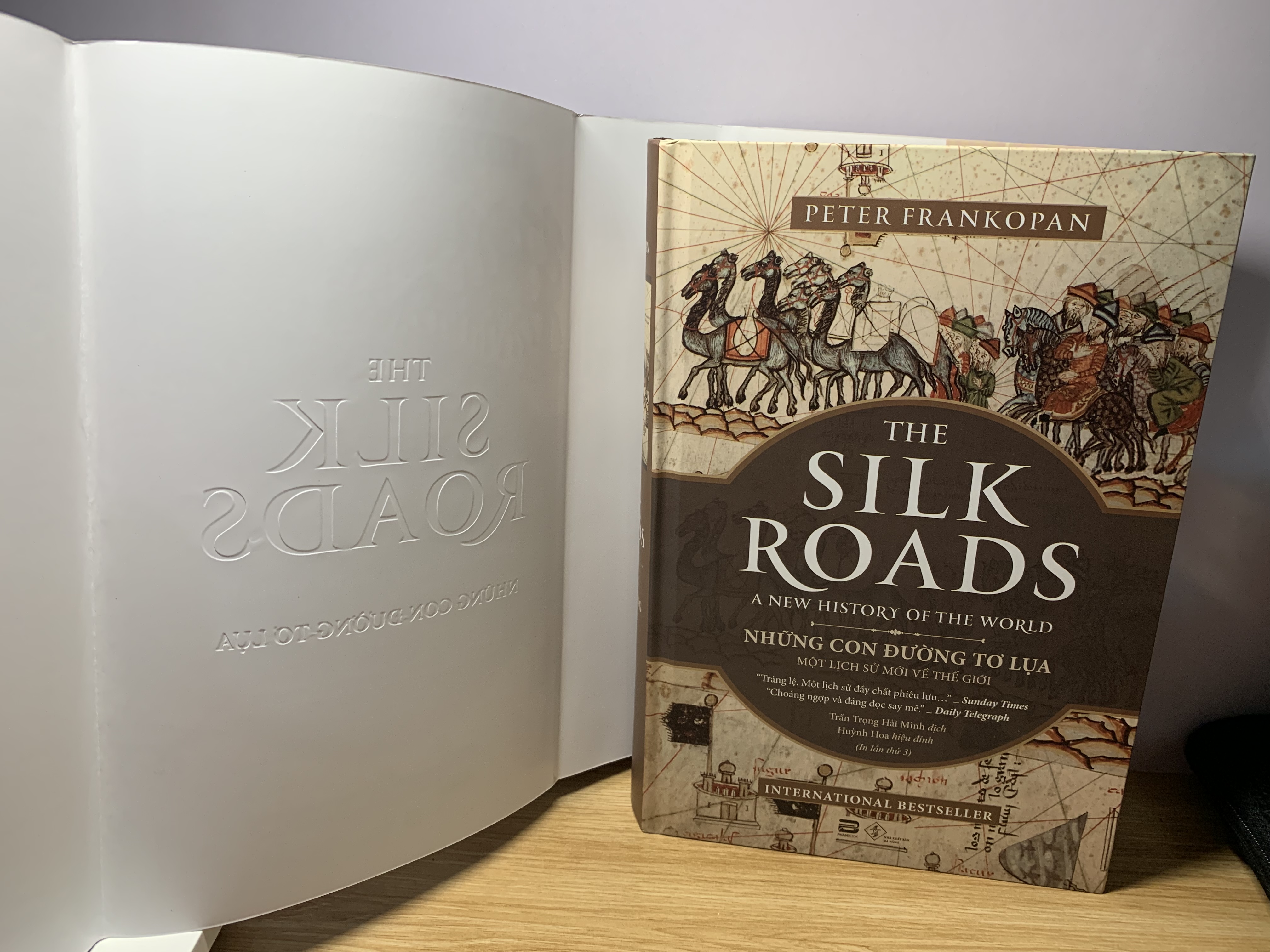 (Bản đặc biệt BÌA CỨNG có chữ kí dịch giả)  The Silk Roads Những con đường tơ lụa