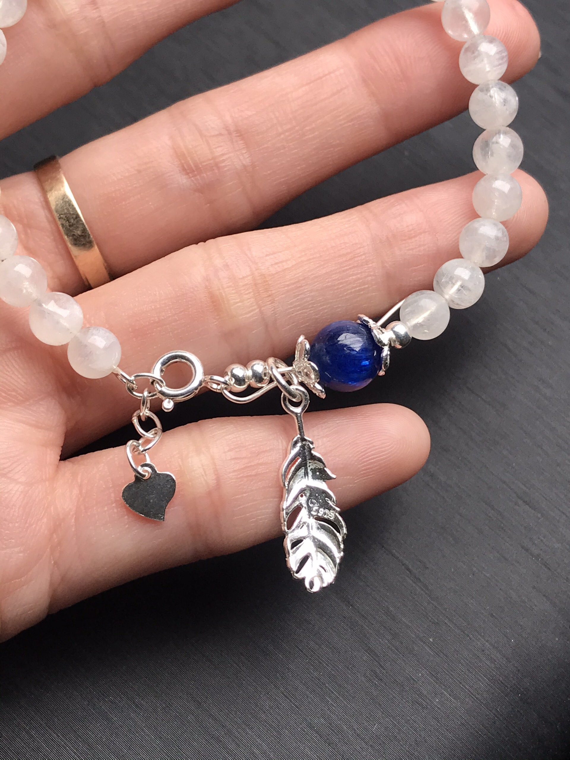 Vòng tay đá mặt trăng 6 mm mix hạt đá kyanite 8 mm rất đẹp