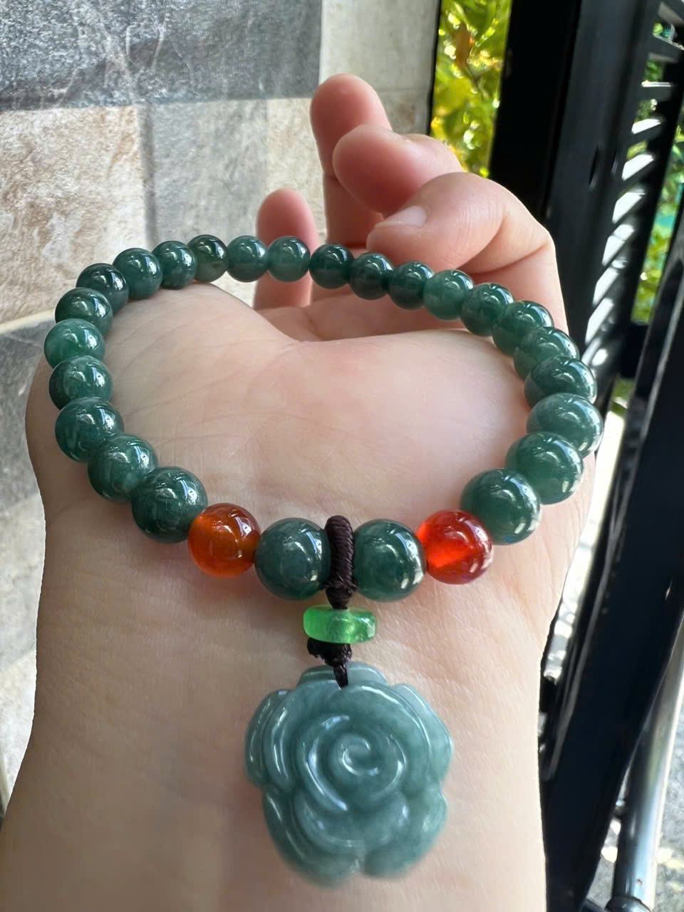 Vòng Tay Chuỗi Nữ Đá Cẩm Thạch Xanh Lam Đậm Tự Nhiên Mix Bông Hồng rất là xinh đẹp size hạt 7mm các chị em nữ mệnh thủy mệnh mộc mệnh và hỏa đeo chuẩn hợp món quà tặng phụ nữ quà sinh nhật đẹp ý nghĩa rẻ đẹp ạ