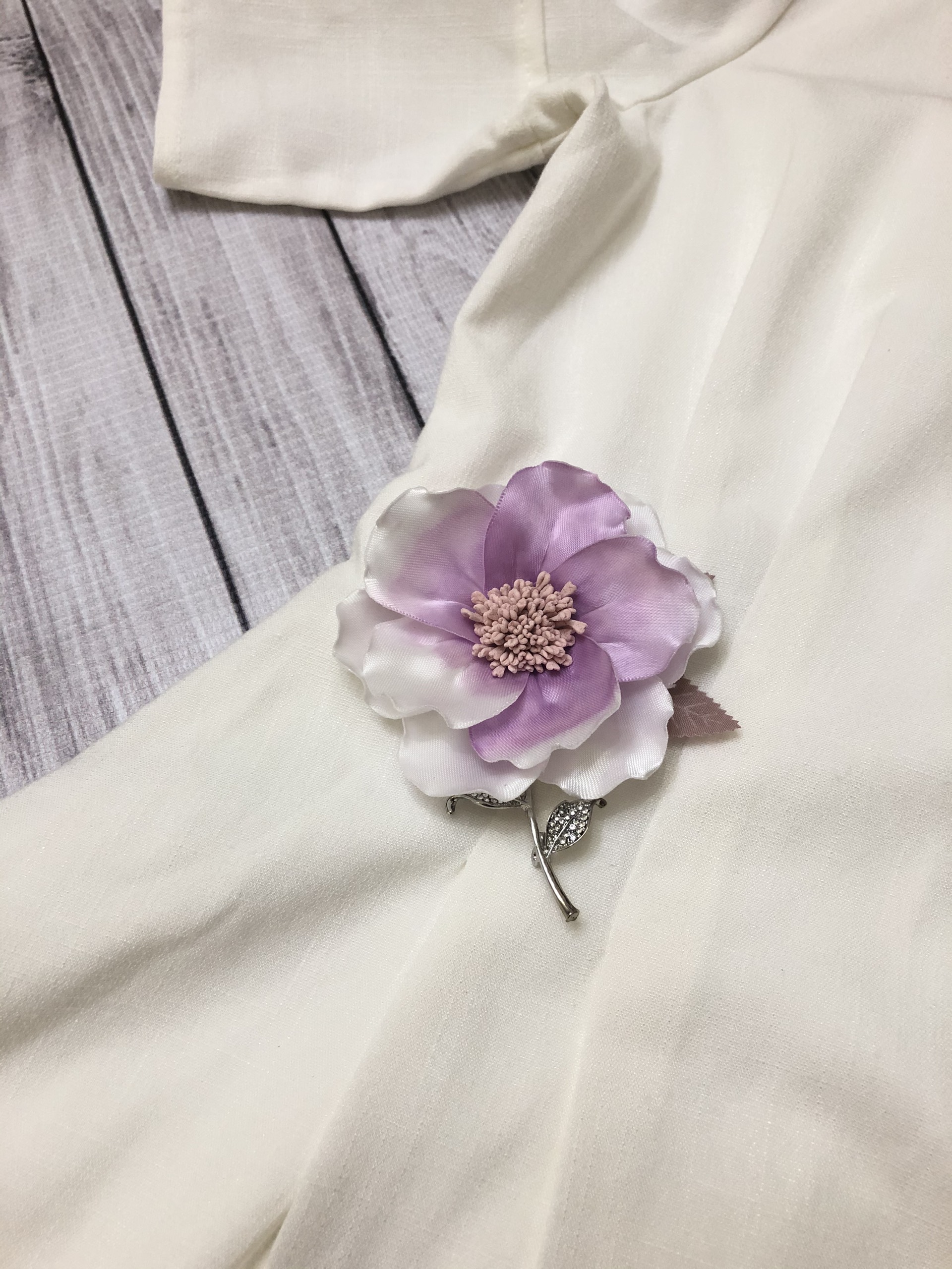 Hoa cái áo handmade Hoa bằng lăng tím vải satin lụa - Màu trắng phối tím phớt