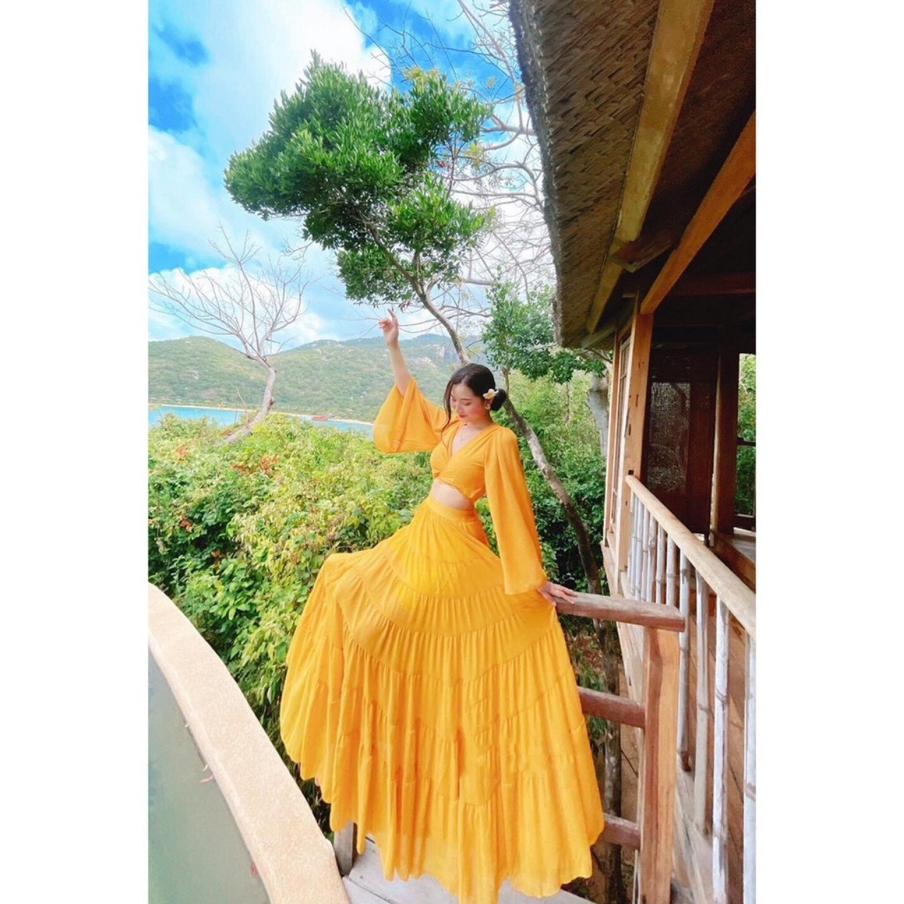 Maxi tay loe, chân váy tầng