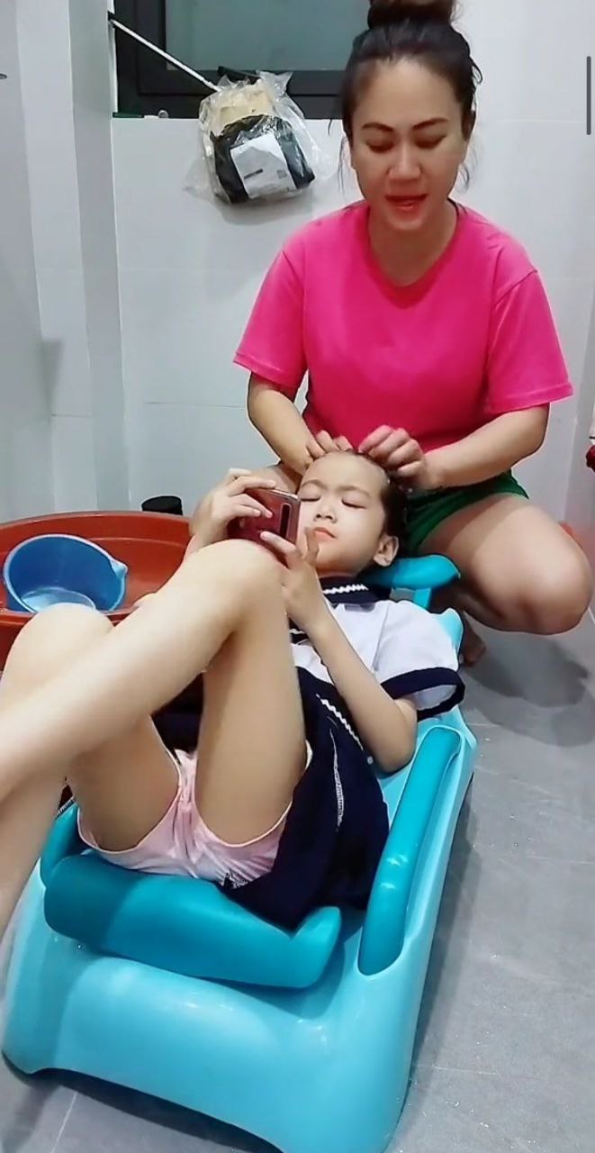 Ghế gội đầu có tay cầm cho bé 8800 - Giao màu ngẫu nhiên