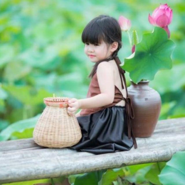 Yếm đào màu nâu cho bé gái