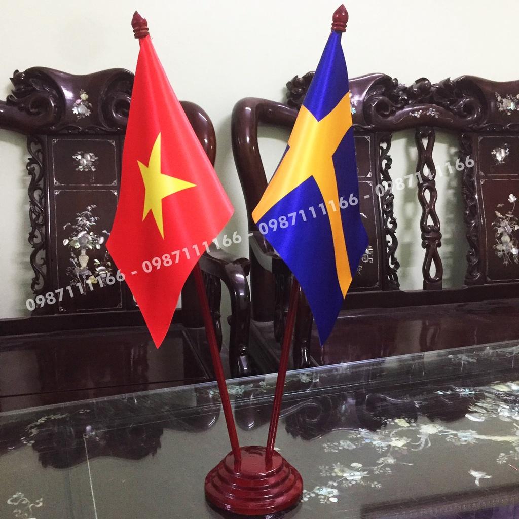 Cờ Để Bàn Đế gỗ Cắm 2 cờ Việt Nam - Thụy Điển In Kỹ Thuật Số