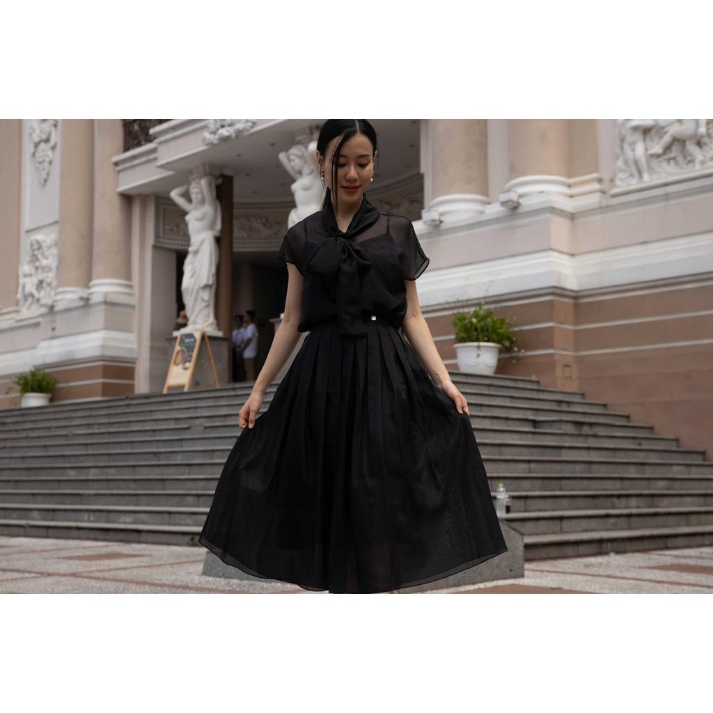 SHEAZ Chân váy dài xếp ly tơ đen cao cấp, đai cạp, logo hoa hồng vàng, phong cách công sở Hàn Quốc