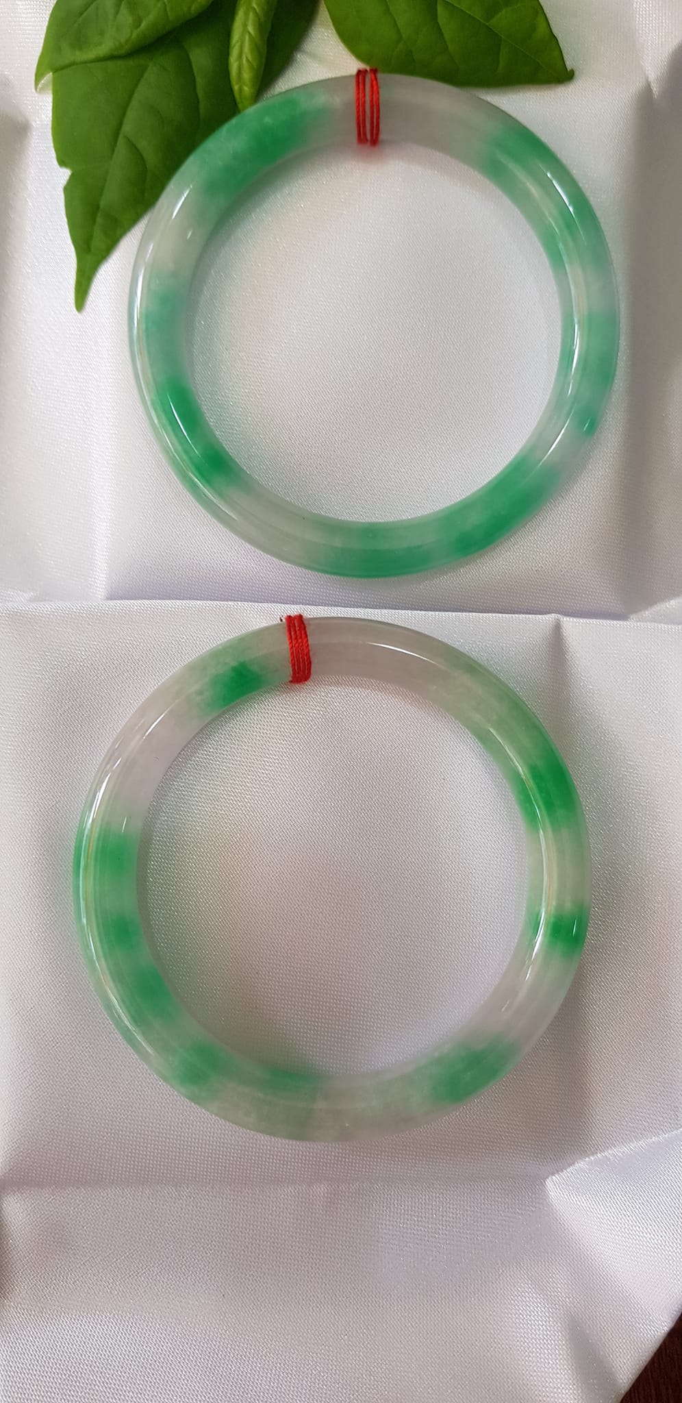 ️Vòng tay nữ đá Cẩm Thạch tự nhiên mới TR LÝ IC 52mm x chột 8mm vòng màu xanh trắng đều đẹp nữ 50kg - 54kg đeo ạ