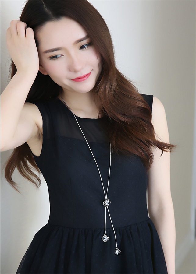 Dây chuyền đính đá thả tua rua