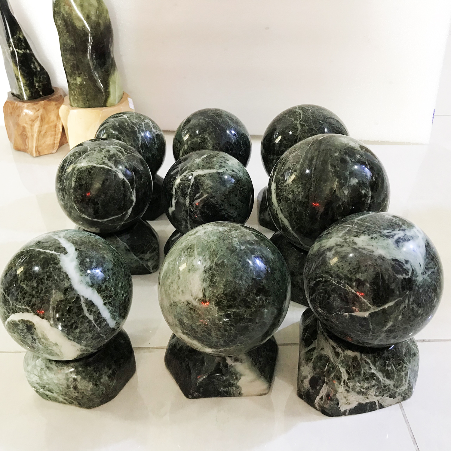 Quả cầu phong thủy để bàn gia tăng tài lộc đá serpentine tự nhiên Việt Nam