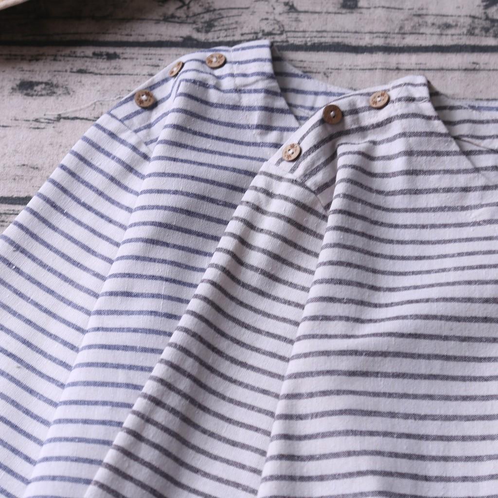 VÁY MORI SỌC NGANG ĐÍNH NÚT GỖ Ở VAI CÓ TÚI