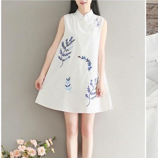 Đầm suông trắng thêu cổ tàu