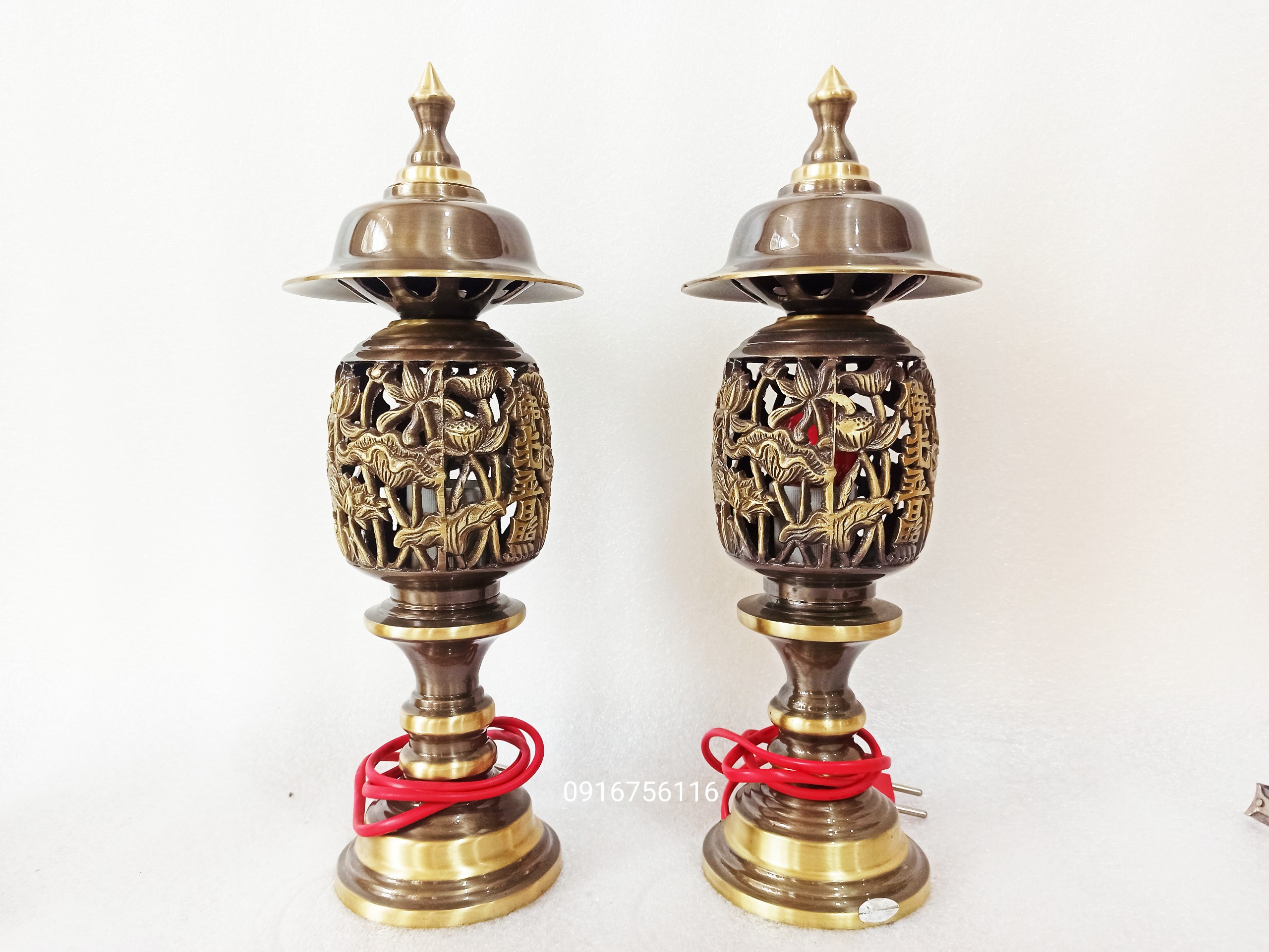 Đôi đèn thờ hoa sen đồng thau cao cấp đèn phong thủy họa tiết hoa sen đồng thau 37cm, 43cm phẩm thờ cúng