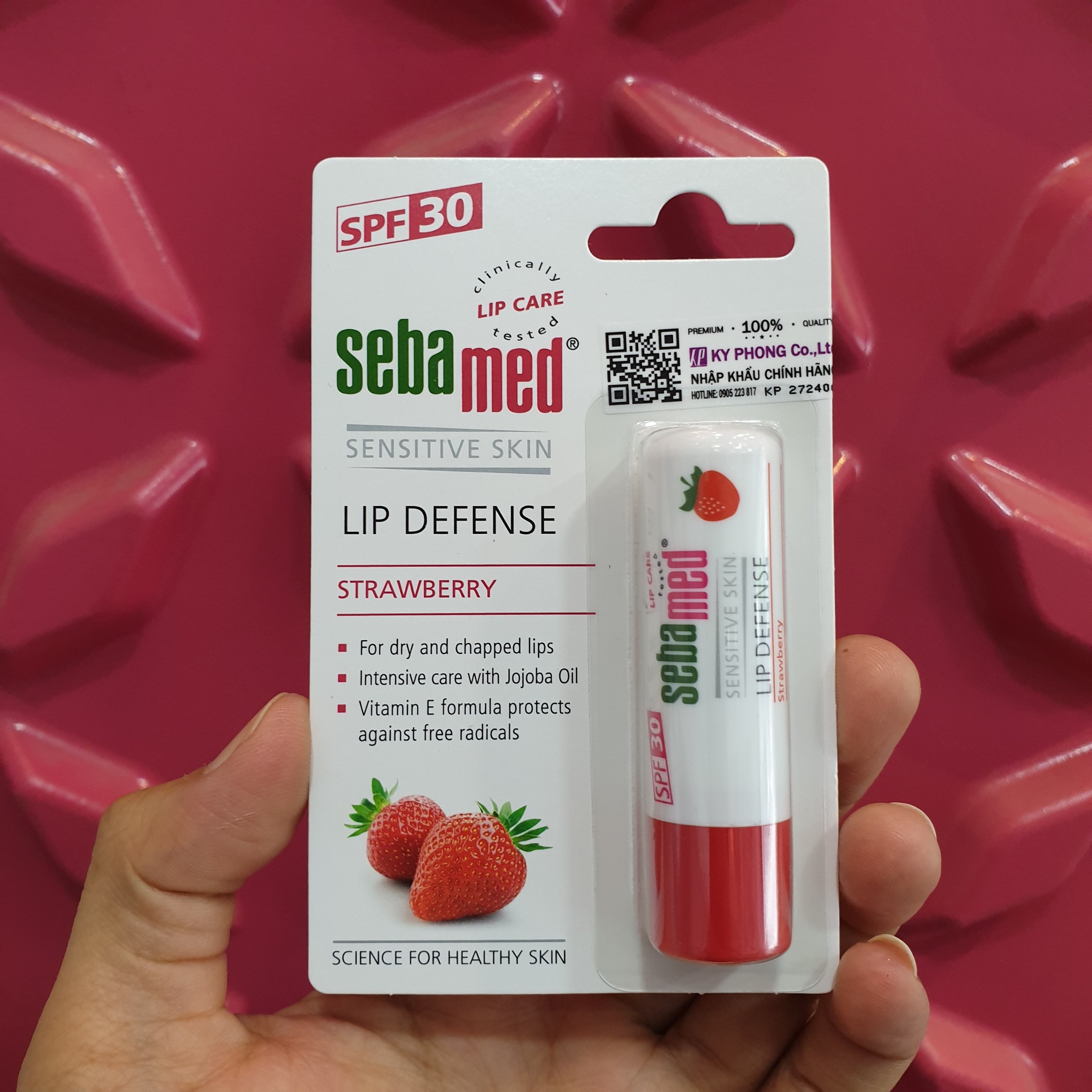 Son dưỡng chống khô nứt môi hương dâu màu đỏ mọng Sebamed pH5.5 Sensitive Skin Lip Defense Strawberry 4.8g