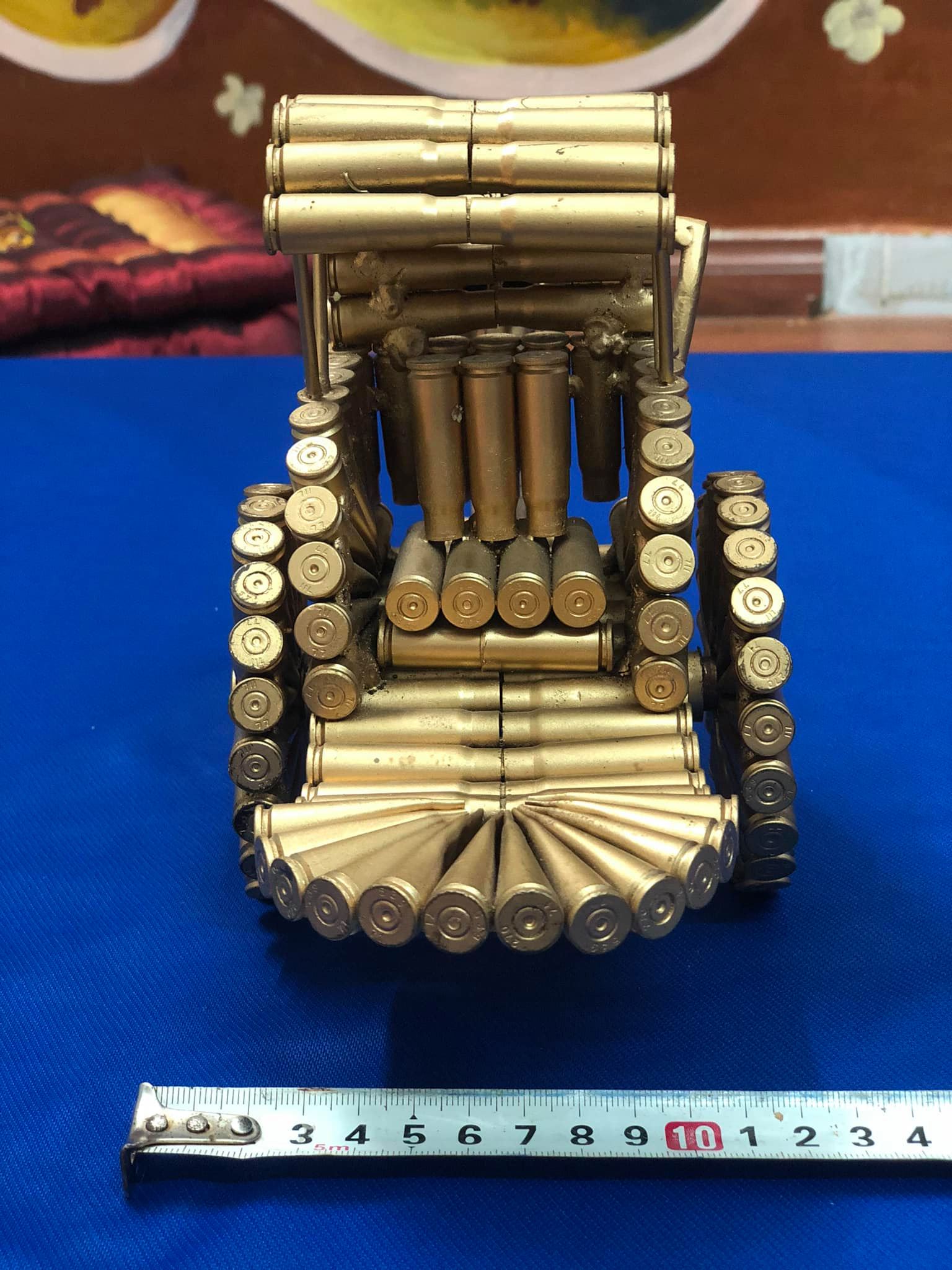 Xe xích lô thời xưa mô hình vỏ đạn