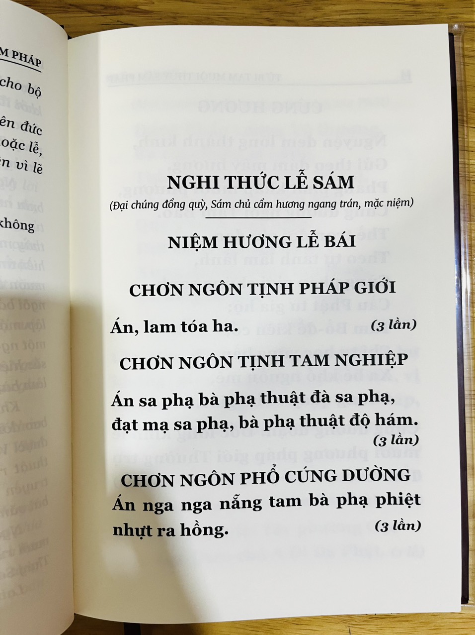 Kinh Từ Bi Thủy Sám Pháp ( Bìa cứng ép kim, bản đẹp giấy chống mõi mắt , khổ 24x16 - tặng bao sách)