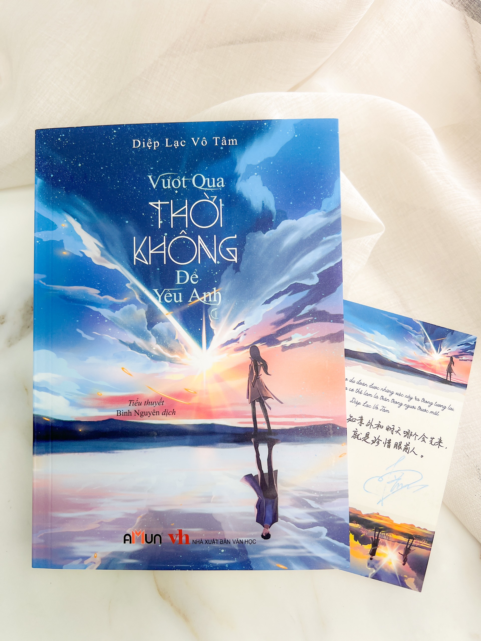 Combo 2 tập Vượt Qua Thời Không Để Yêu Anh (Bản Đặc Biệt - Tặng kèm Postcard chữ ký tay, Móc khoá chibi nhân vật chính, Bookmark - Số lượng có hạn)