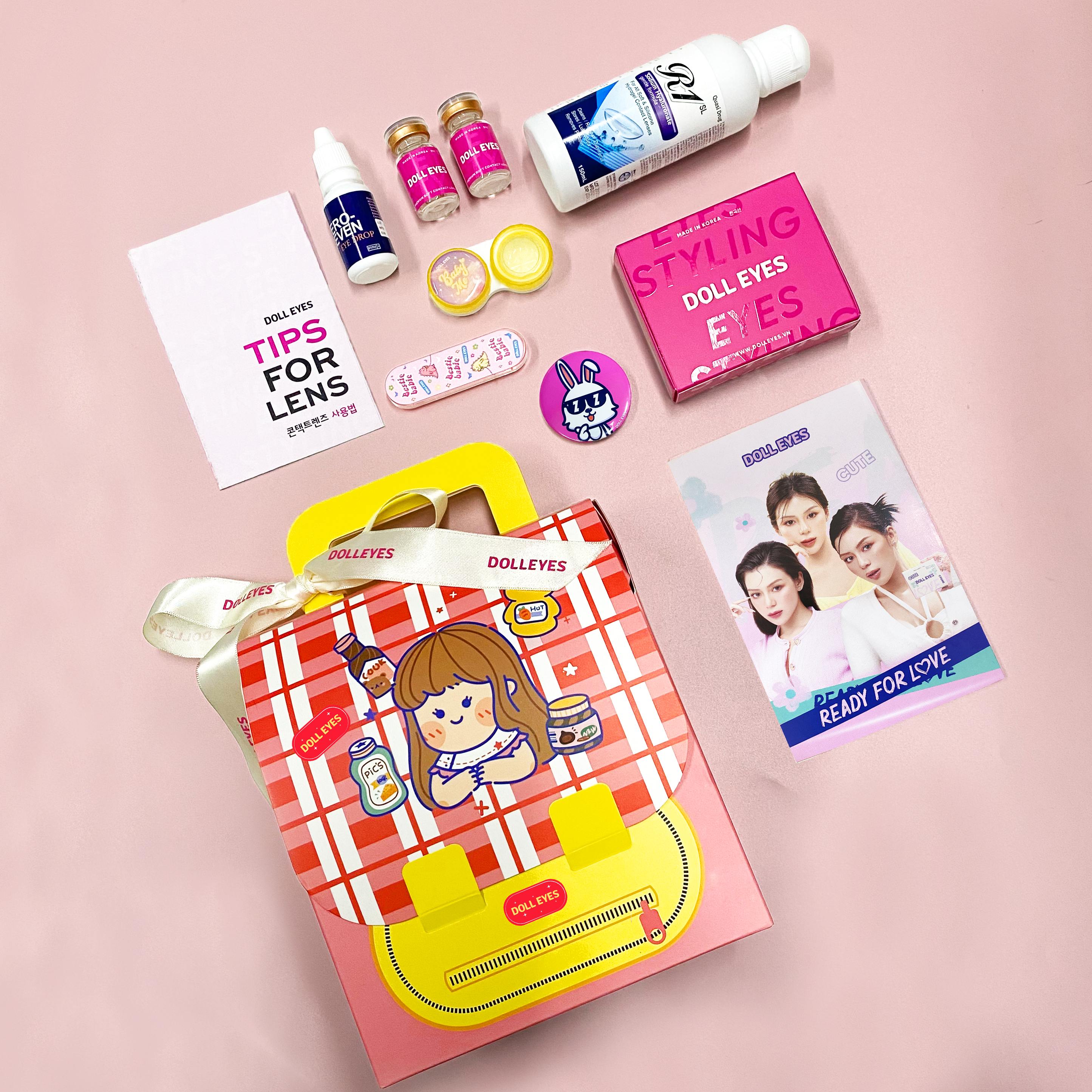 Box Back to school 2023 - Combo Kính áp tròng DOLL EYES, dung dịch ngâm &amp; nhỏ mắt , Máy rửa lens &amp; huy hiệu Doll Eyes