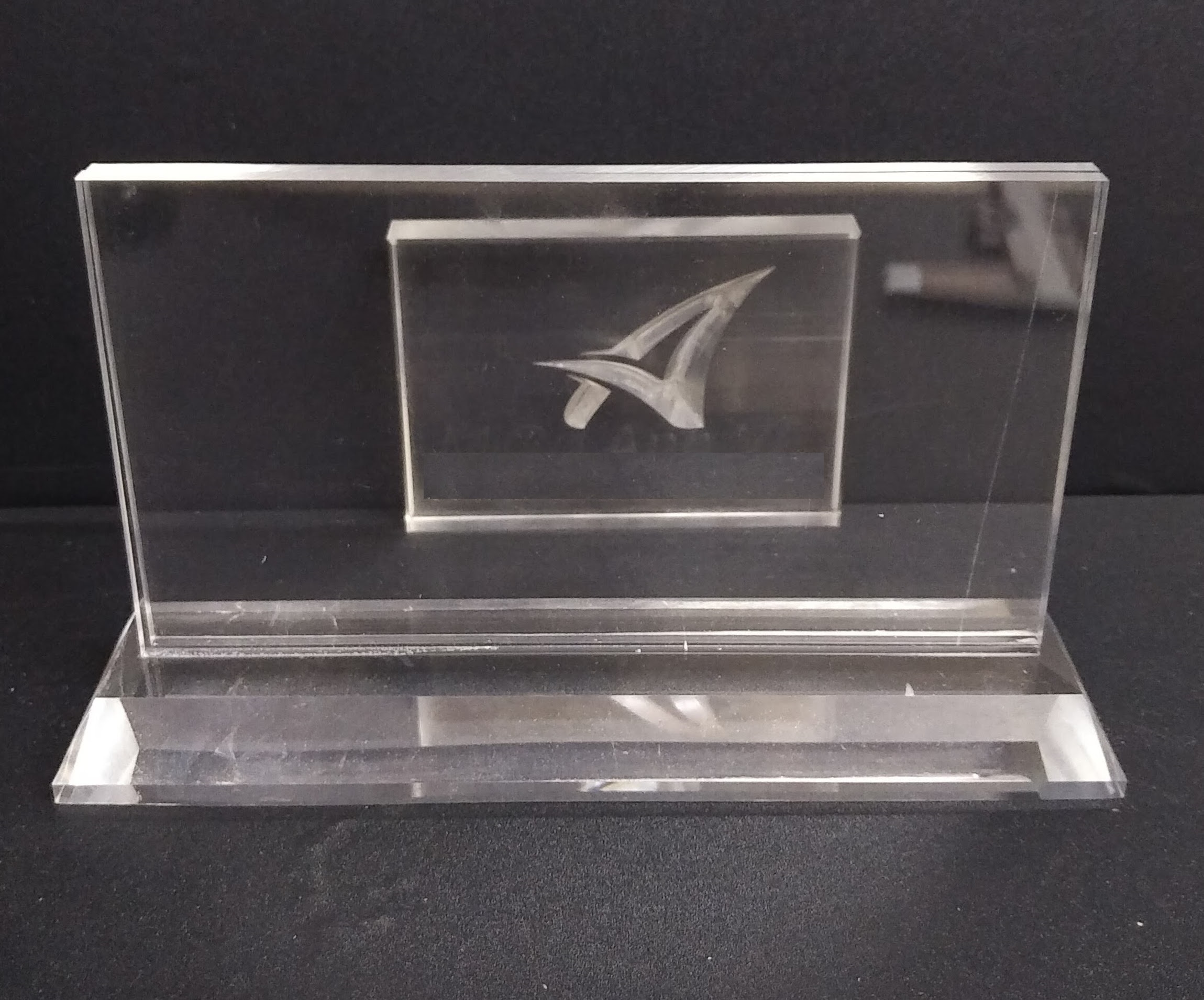 Kệ chức danh mica trong suốt 18x10cm