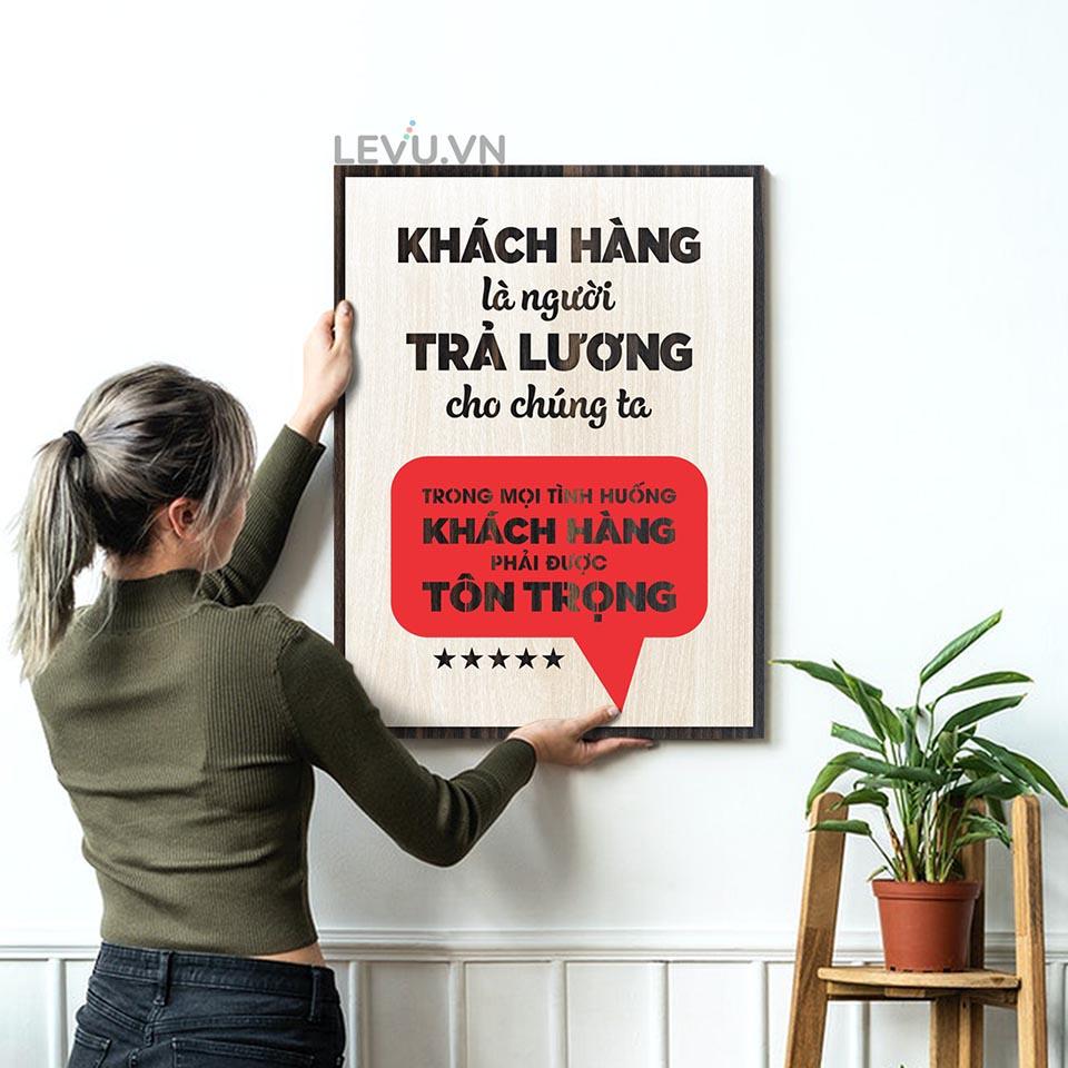 Tranh động lực LEVU LV052 &quot;Khách hàng là người trả lương cho chúng ta, trong mọi tình huống khách hàng phải được tôn trọng