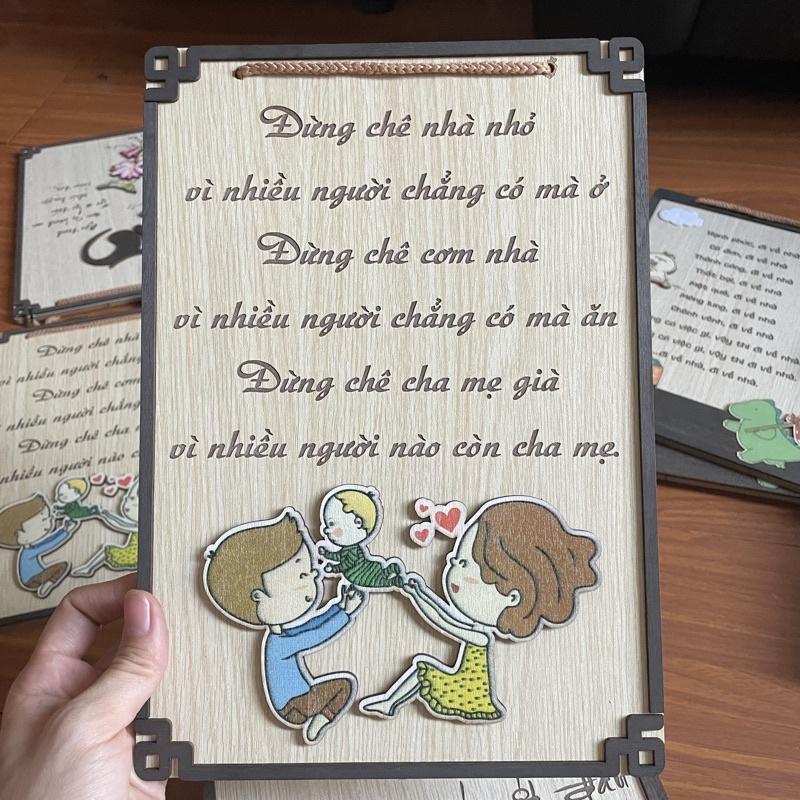 Tranh gỗ chủ đề cha mẹ đừng chê nhà nhỏ vì nhiều người chẳng có mà ở làm quà tặng