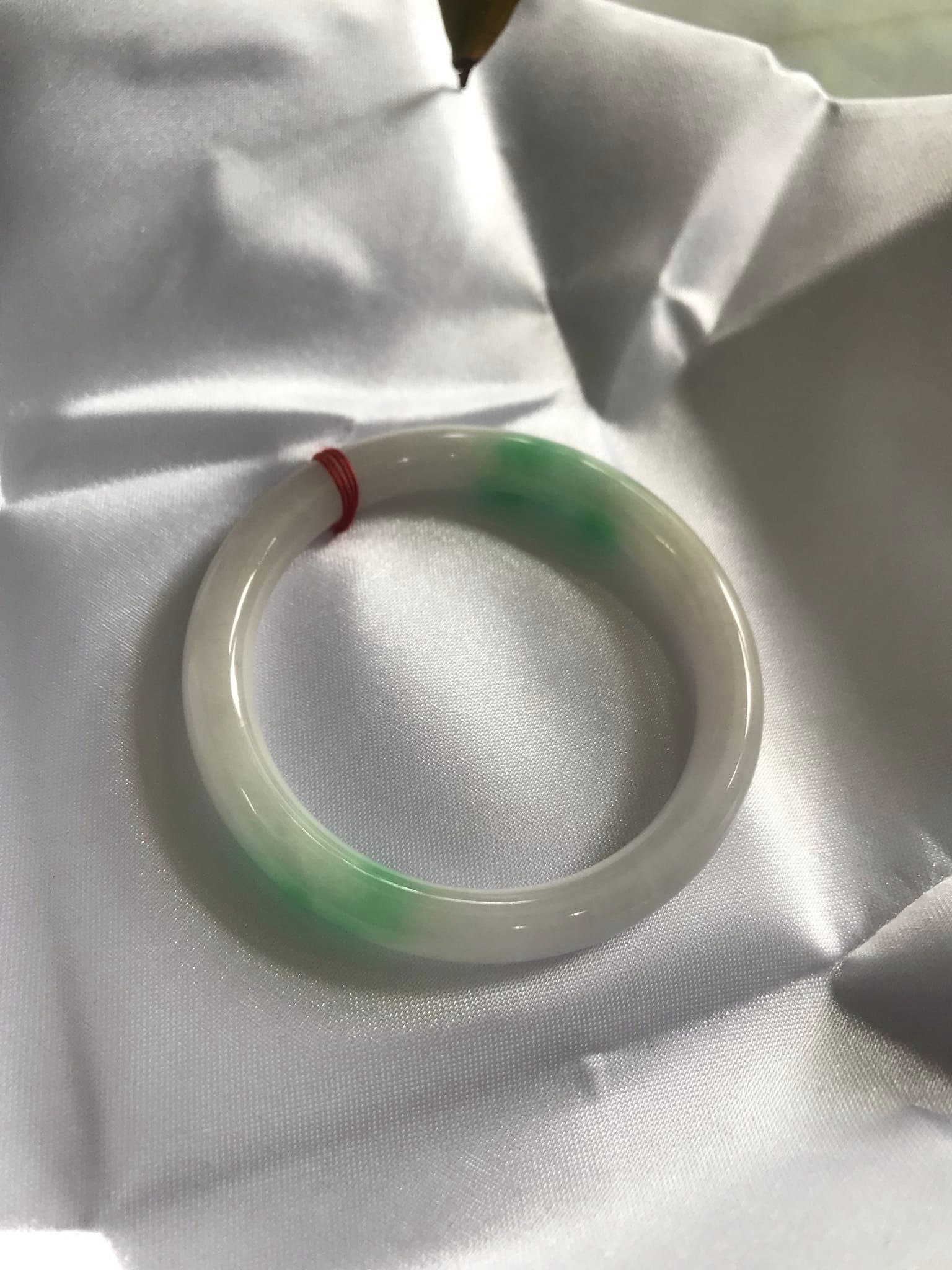 Vòng tay nữ Cẩm Thạch tự nhiên mới TR LÝ IC 50mm x chột 7mm Vòng màu trắng bóng xanh lý nhẹ 2 bên nữ mệnh kim mệnh thủy 49kg - 52kg đeo ạ
