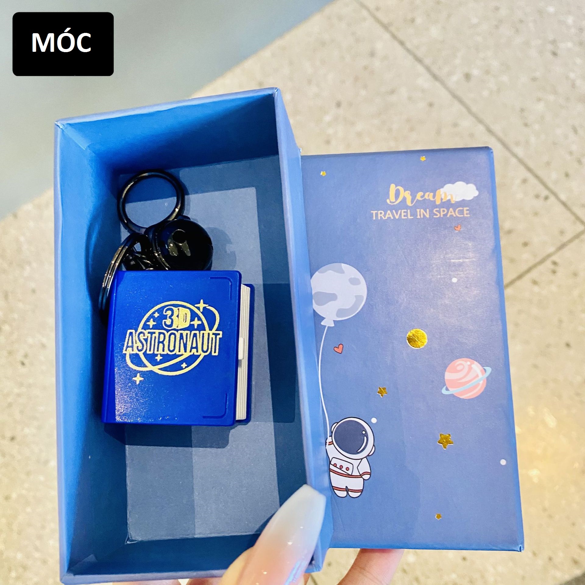 Móc khóa quyển sách phi hành gia - bật ra là mô hình