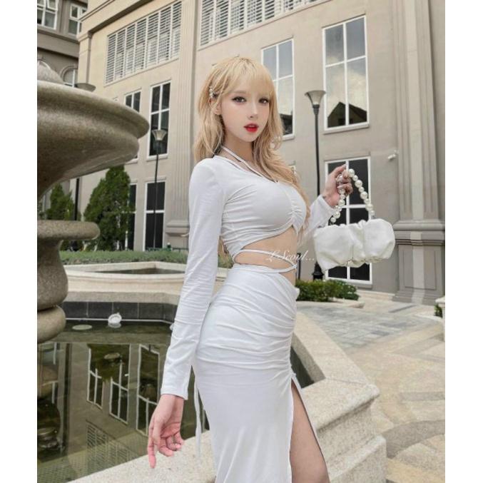Sét áo croptop tay dài cổ yếm chân váy nhún xẻ tà