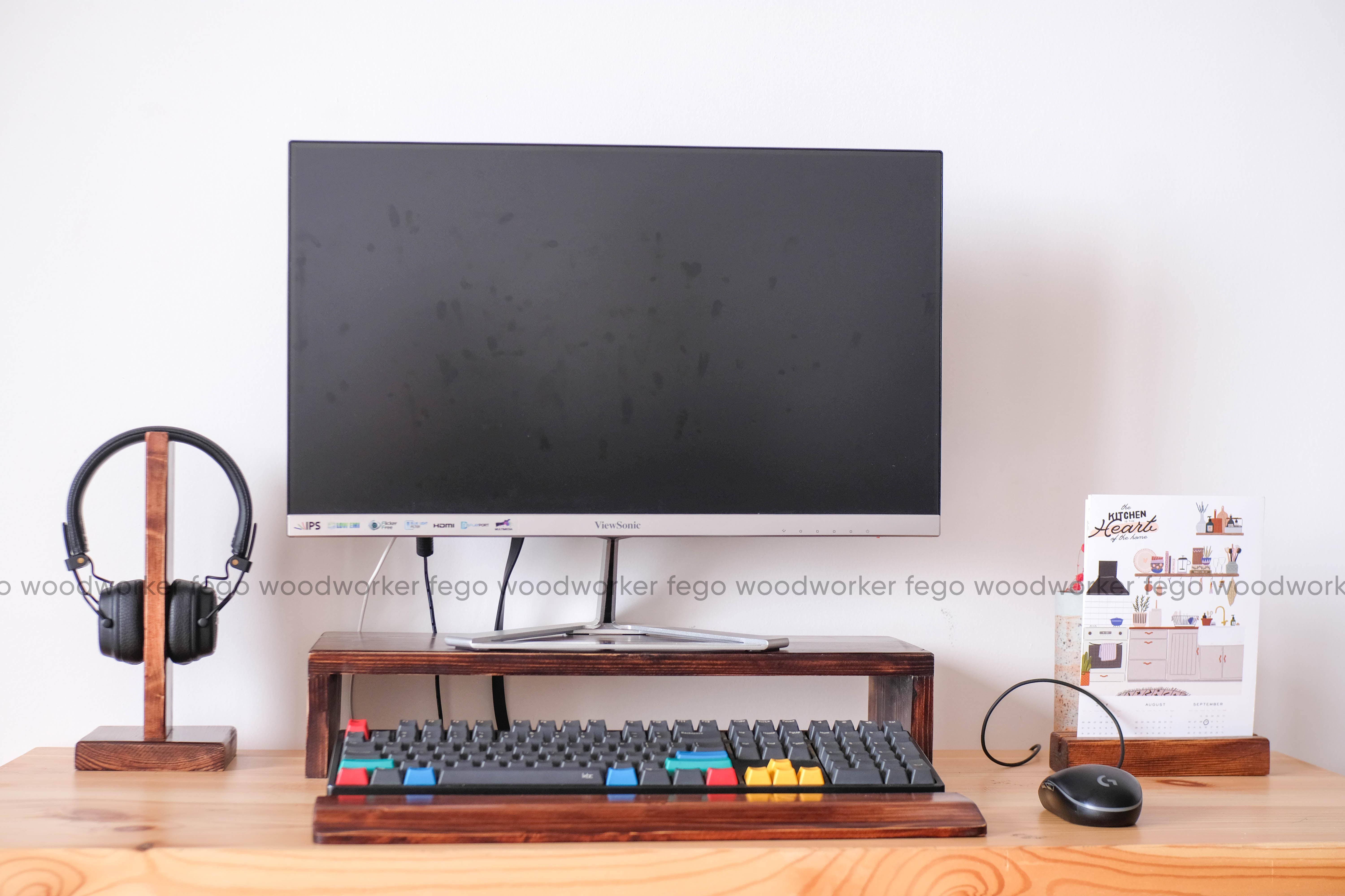 Bộ 3 Phụ kiện Kệ máy tính để màn hình, Kê tay bàn phím, Giá treo tai nghe bằng gỗ tự nhiên FEGO màu nâu Rustic