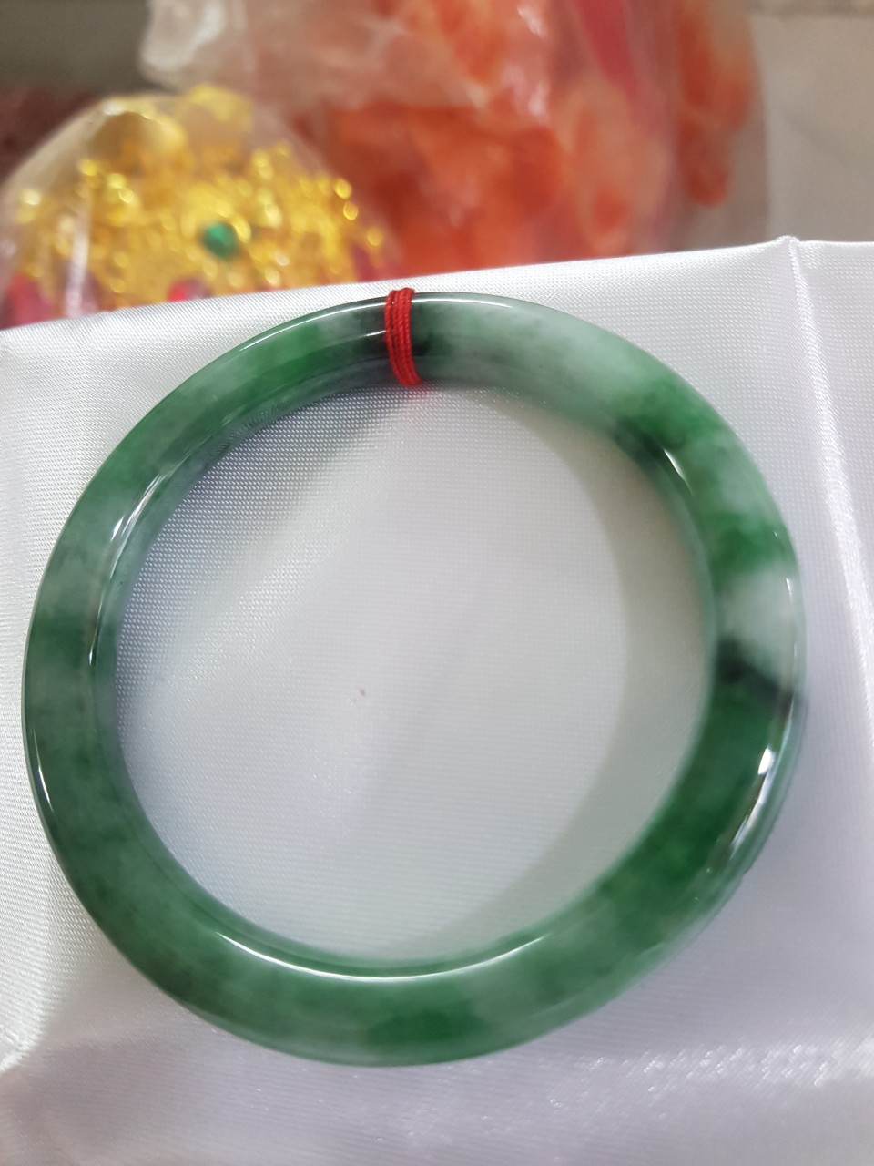 Vòng Cẩm Thạch tự nhiên mới cao cấp đẹp Đậu Lý Sịn Sao 54mm x cọng 8mm màu xanh đậu lý đậm nhạt điểm trắng nhẹ đẹp bóng nữ 53kg - 60kg đeo rất đẹp sang tay món quà tặng Mẹ , Vợ người thân ý nghĩa ạ