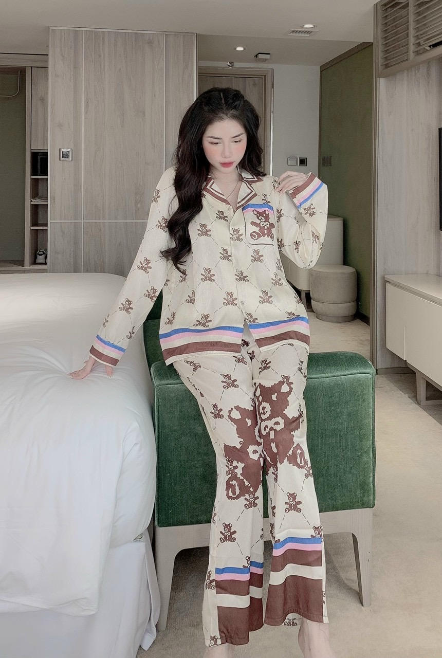 Đồ Bộ Nữ Lụa Xước In Hoạ Tiết Gấu Teddy, Vải Lụa Xước, Màu Vàng Nâu, Tay Dài, Freesize Dưới 57kg