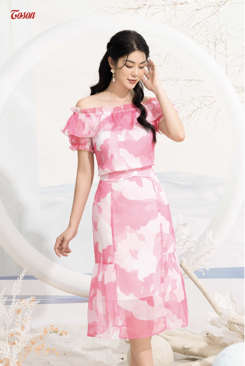 Bộ đồ tơ hồng in hoa: Áo trễ vai, chân váy xòe, nhún tầng Toson B1388P82