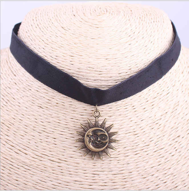 Vòng cổ choker hình mặt hề màu vàng V23a