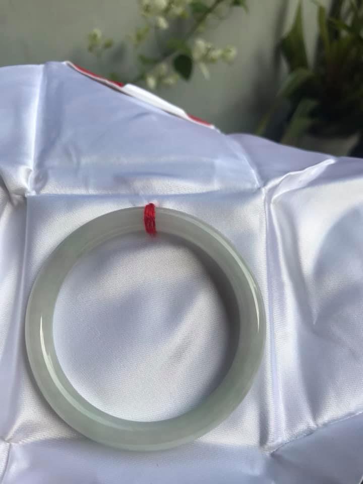 CHIẾC VÒNG TAY ĐÁ CẨM THẠCH MỚI TR LÝ A54 size 54mm x dầy 7,8mm MÀU TRẮNG ÁNH XANH LÝ NHẸ ĐẸP NỮ 54kg đến 64kg Đeo tay đẹp ạ