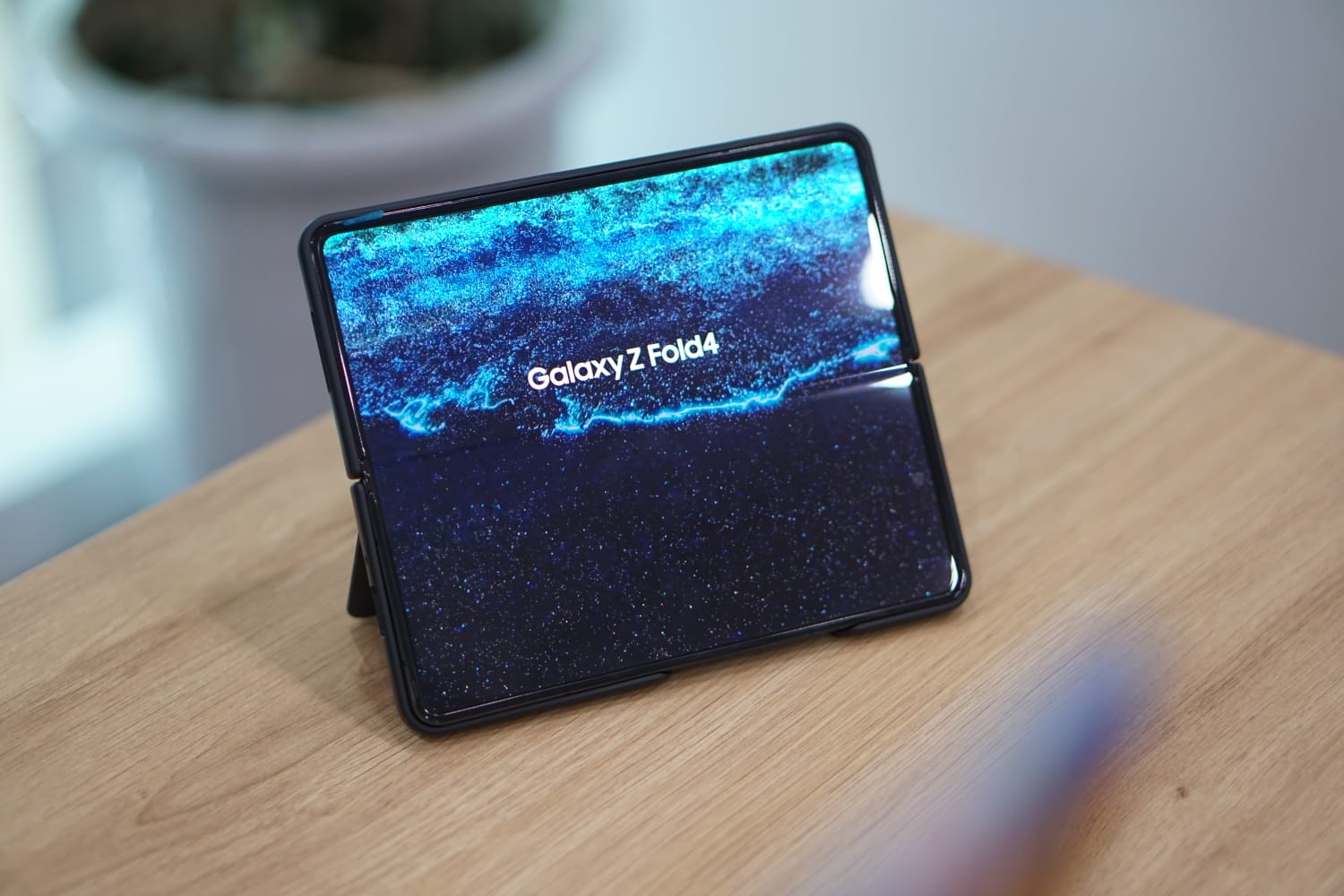 Óp lưng Samsung Slim Fold 4 dạng đứng Màu Da - Hàng chính hãng