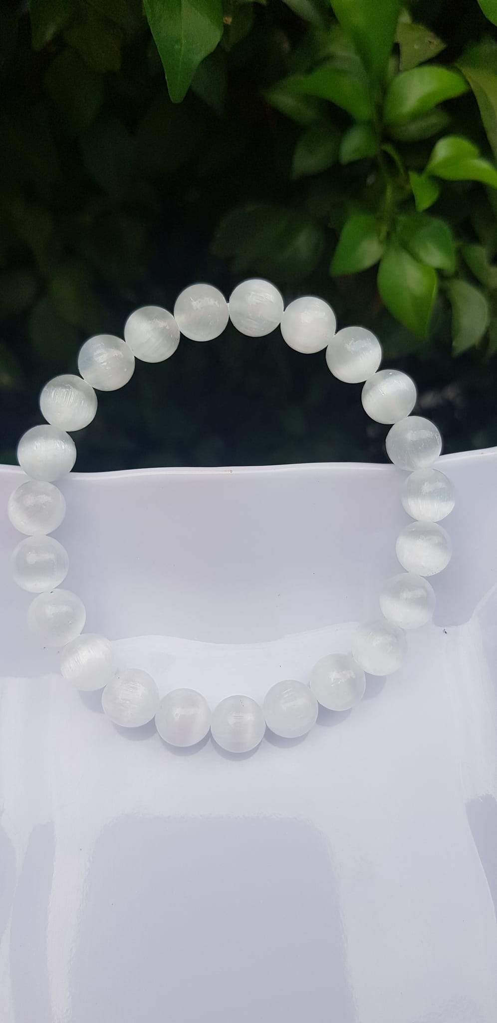 Vòng tay phong thủy may mắn Nữ đá mắt mèo trắng thiên nhiên Size hạt 8mm bóng sáng tuyệt đẹp màu trắng trong ánh sáng đẹp Chất liệu đá mắt mèo bóng đẹp chuẩn hợp nữ mệnh kim, mệnh thủy đeo giá rẻ bao đẹp ạ  đeo tốt sức khỏe, may mắn phong thủy tài lộc ạ