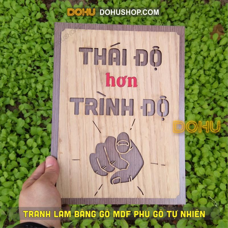 Tranh Treo Tường Gỗ Tạo Động Lực DOHU205: Thái độ hơn trình độ - Video shop tự chụp