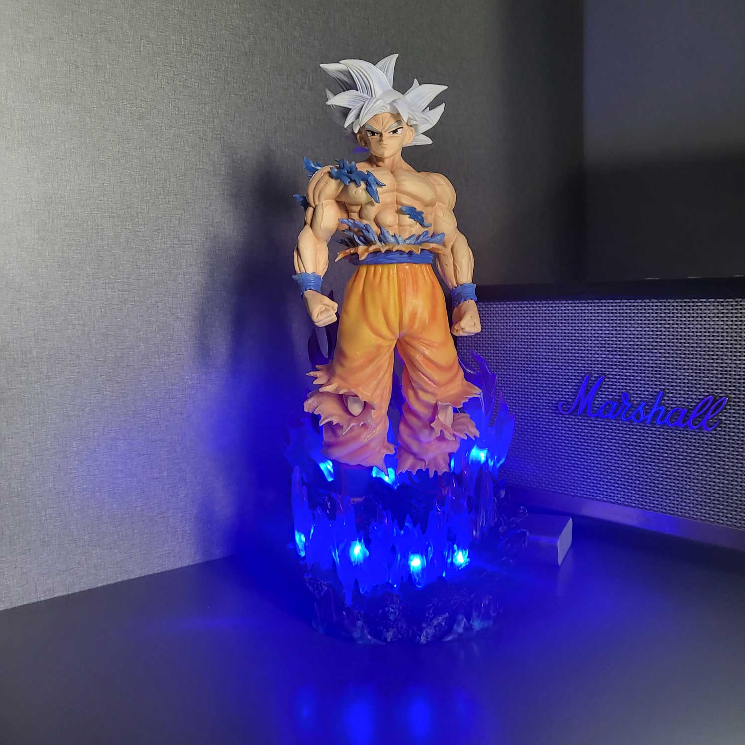 Mô hình Son Goku vô cực 32 cm có LED - Dragon Ball