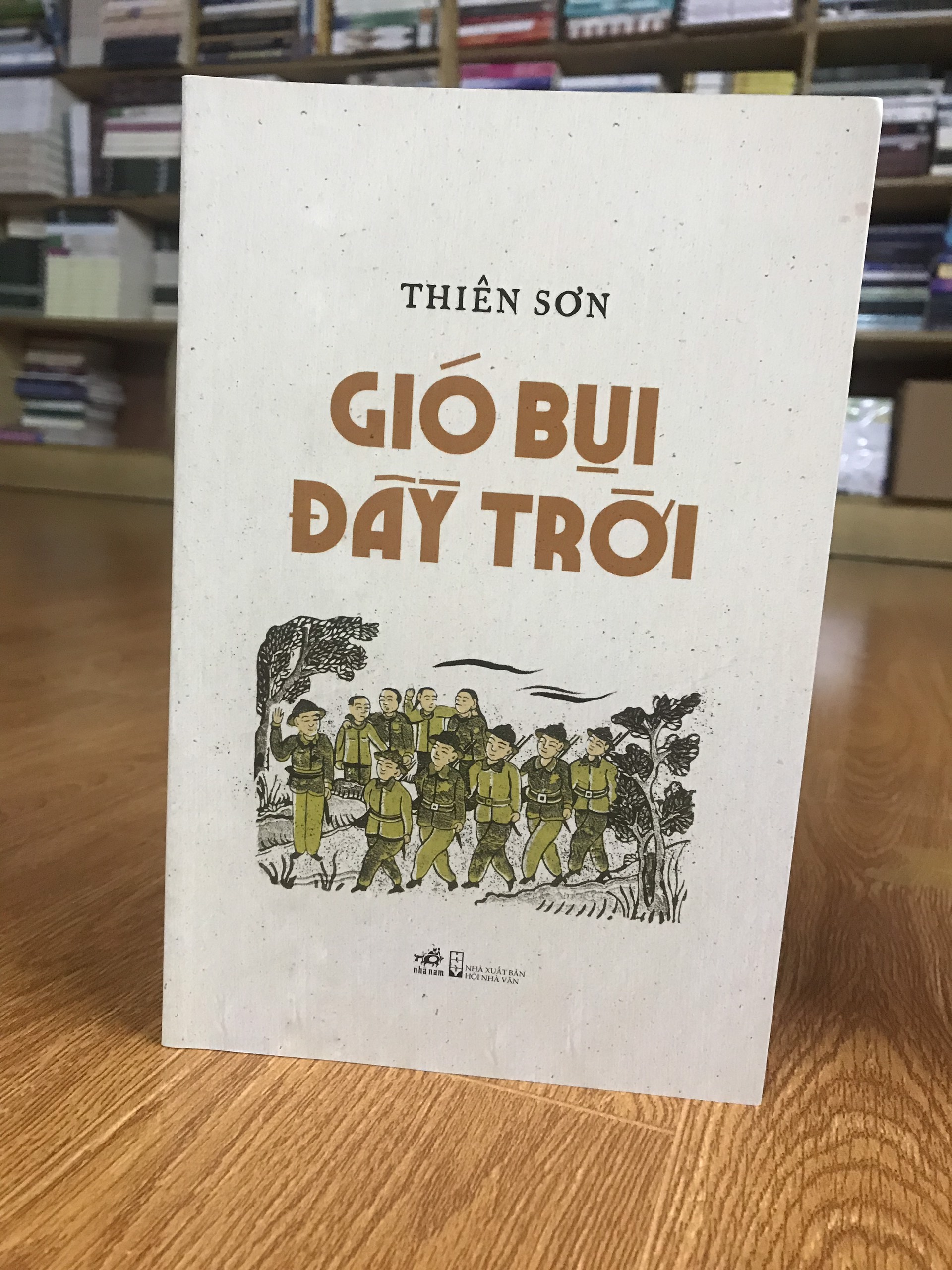 Combo tiểu thuyết nổi bật của văn học Việt Nam hiện đại: Chuyện ngõ nghèo + Gió bụi đầy trời (tặng kèm bookmark)